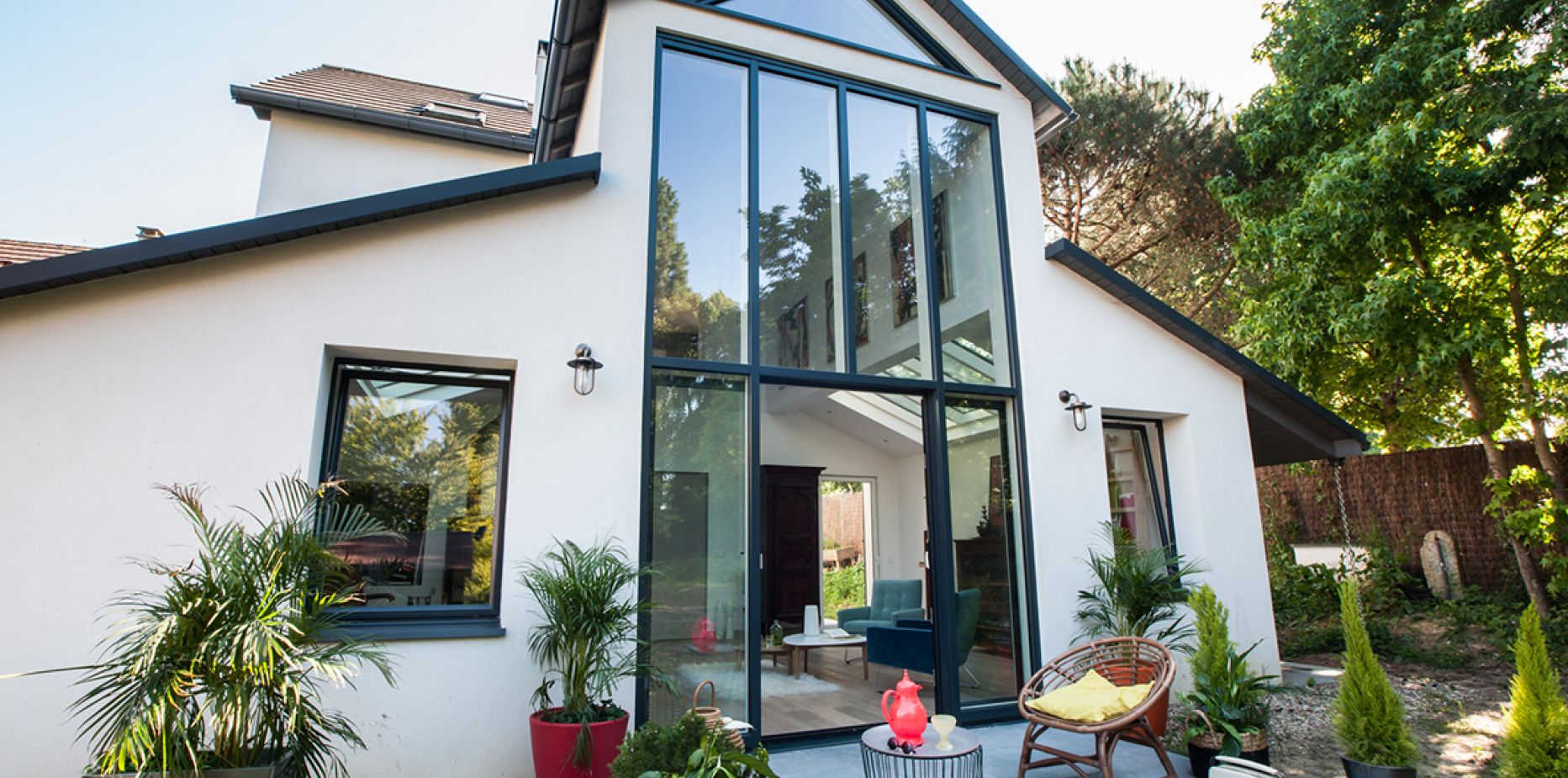 Extension de maison avec mur rideau et puit de lumière par MEO